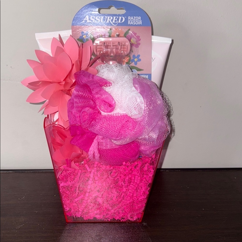 Mary Kay Pink‎ Hydrating Lotion and Body Wash & Shave Set - Picture 5 of 6